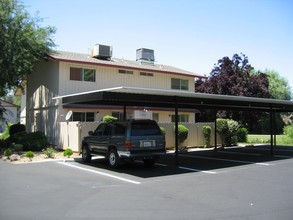 Oak Terrace Apartments in Merced, CA - Building Photo - Building Photo