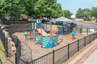 Creekside Place Apartments in Thornton, CO - Foto de edificio - Building Photo