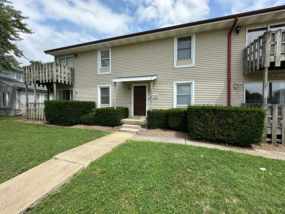 300 College Park Dr in Normal, IL - Foto de edificio