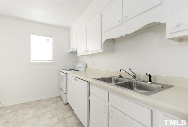 303 Ashley Forest Rd in Chapel Hill, NC - Building Photo - Building Photo