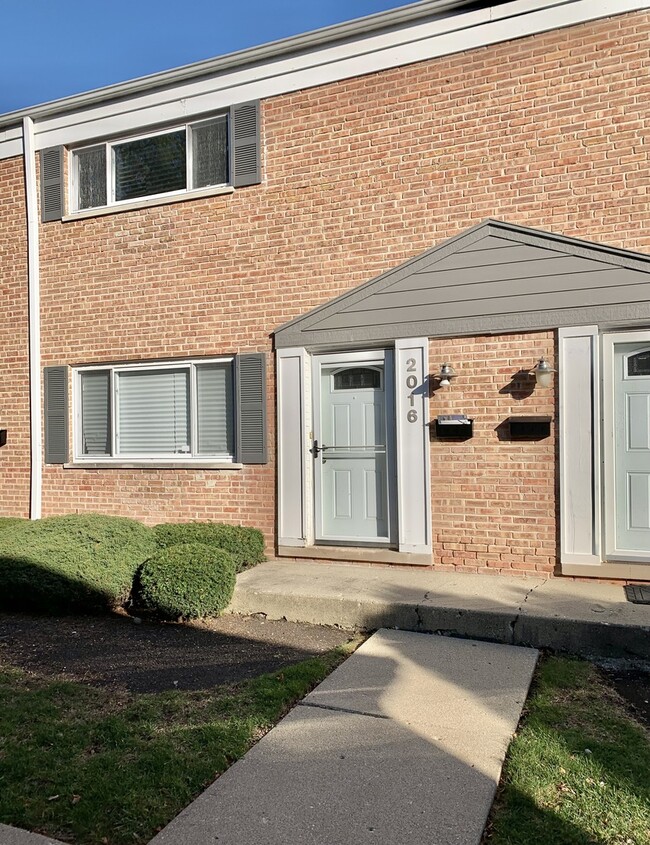 2016 Maple Ave in Northbrook, IL - Building Photo - Building Photo