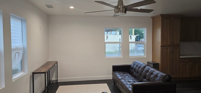 530 W 3rd St in San Dimas, CA - Foto de edificio - Building Photo