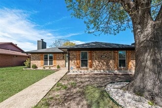 1933 Garden Crest Ln in Dallas, TX - Building Photo - Building Photo
