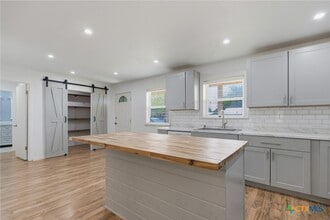 1307 Summit Dr in Gonzales, TX - Building Photo - Building Photo