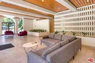 1300 Midvale Ave, Unit 202 in Los Angeles, CA - Foto de edificio - Building Photo