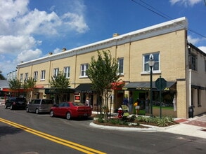 115 E 4th Ave, Unit 209 in Mount Dora, FL - Foto de edificio - Building Photo