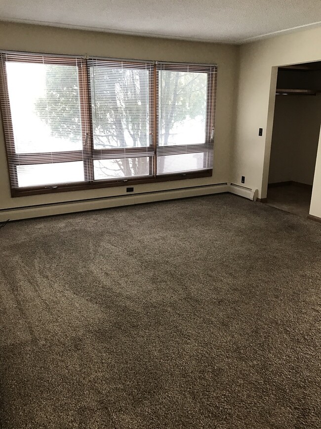 1618 Maple Grove Rd in Duluth, MN - Building Photo - Building Photo