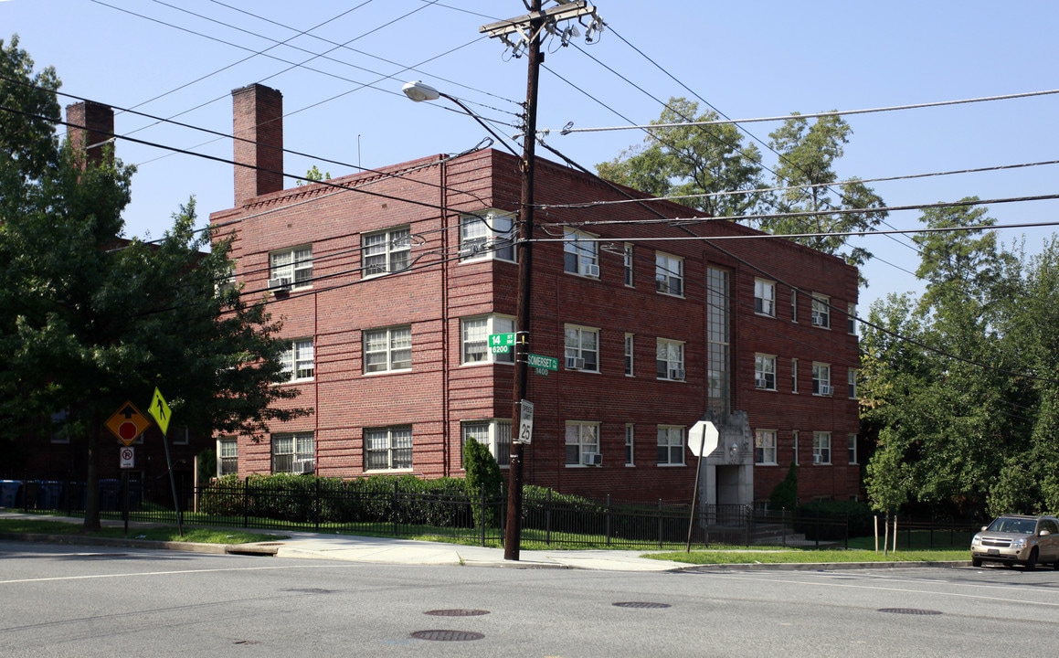 1400 Somerset Pl NW in Washington, DC - Foto de edificio