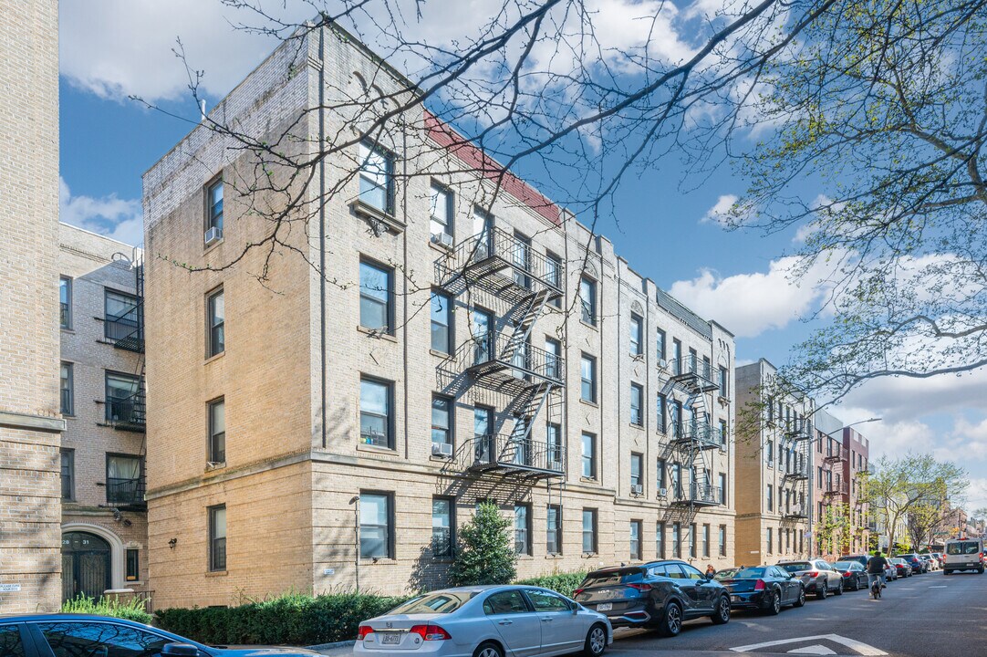 2835 34th St in Astoria, NY - Foto de edificio