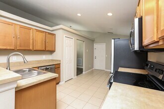 2016 Briarcliff Cir in Mount Dora, FL - Foto de edificio - Building Photo