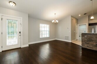 925 Clearcreek Dr in Tampa, FL - Foto de edificio - Building Photo