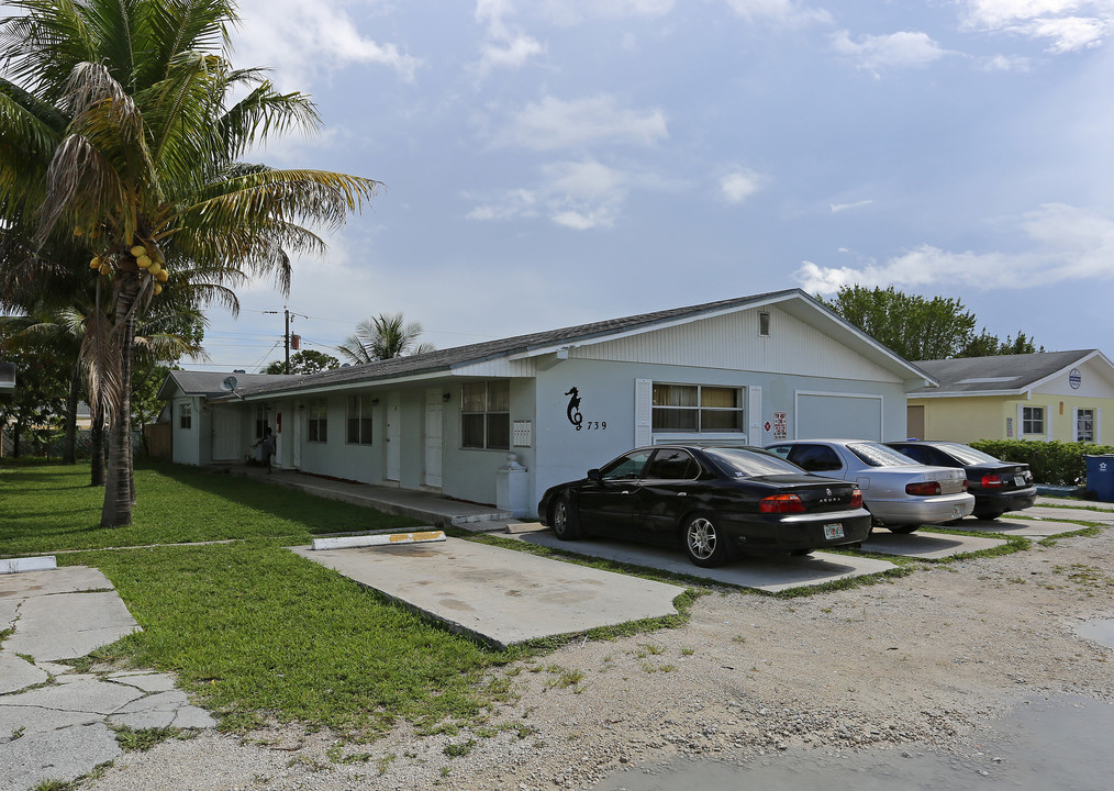 739 NE 13th Ct in Fort Lauderdale, FL - Building Photo