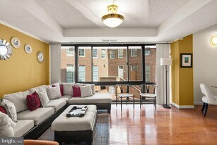1077 30th St NW in Washington, DC - Building Photo