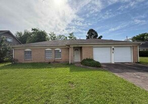 1235 Elaine Dr in Beaumont, TX - Building Photo