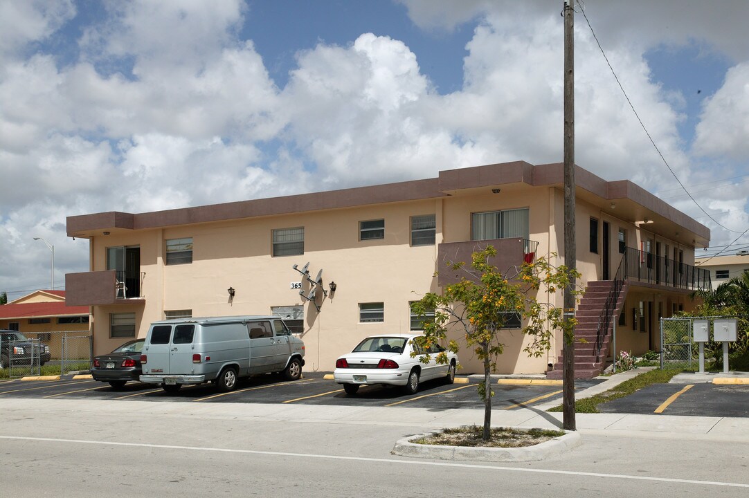 365 W 19th St in Hialeah, FL - Building Photo