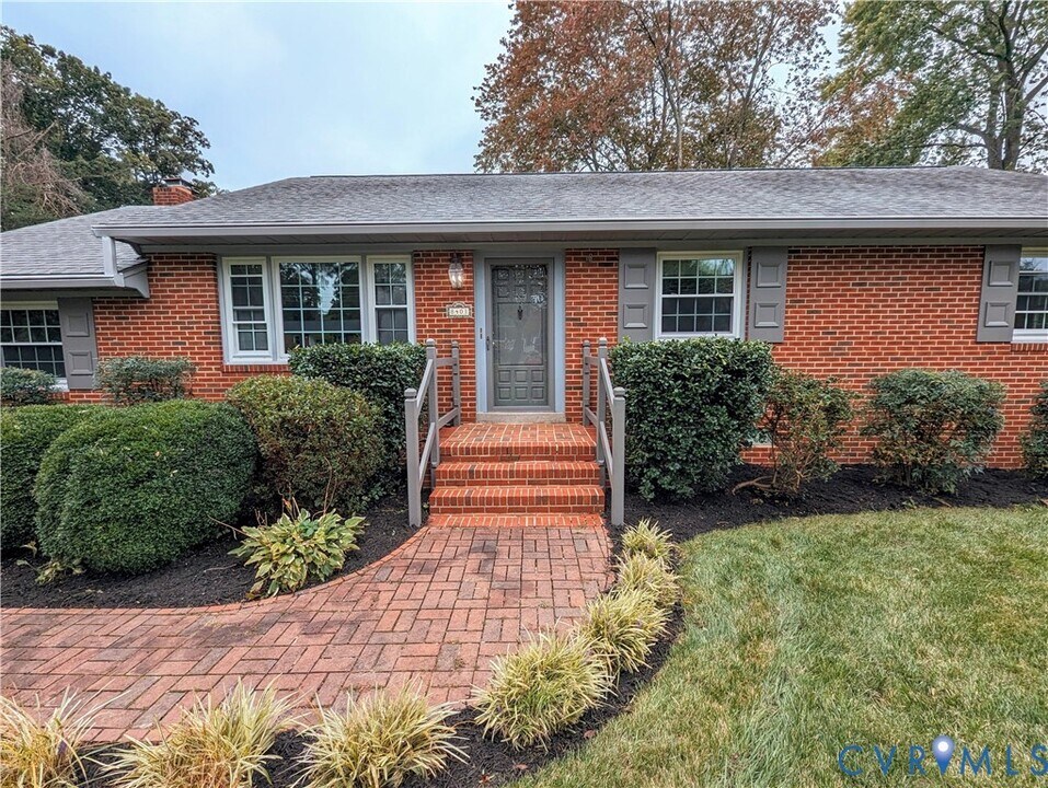 8401 Bronwood Rd in Richmond, VA - Building Photo
