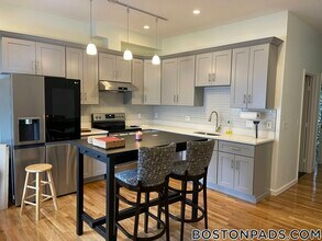 285 Dorchester St, Unit 1 in Boston, MA - Foto de edificio - Building Photo