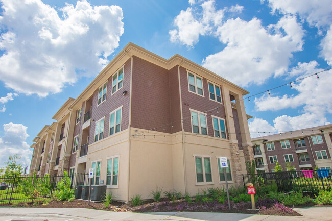 Lofts at Ventura in San Antonio, TX - Building Photo - Building Photo