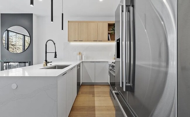 145 5th St, Unit 131-4 in Cambridge, MA - Foto de edificio - Building Photo