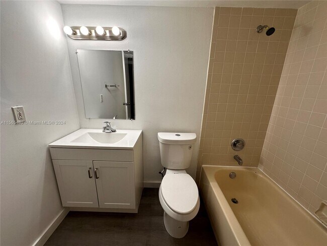10031 Winding Lake Rd, Unit 101 in Sunrise, FL - Building Photo - Building Photo