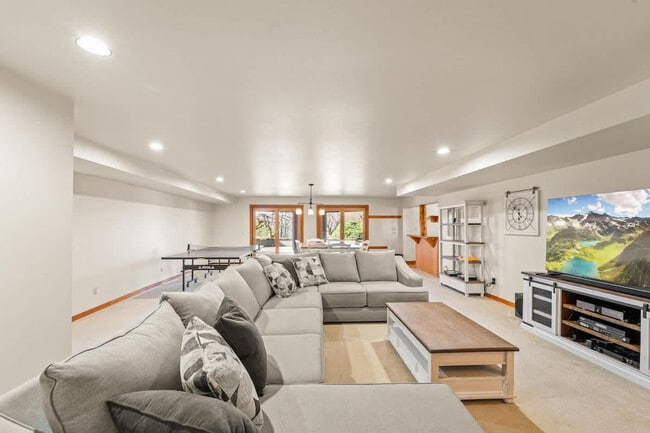 7755 Cully Ln