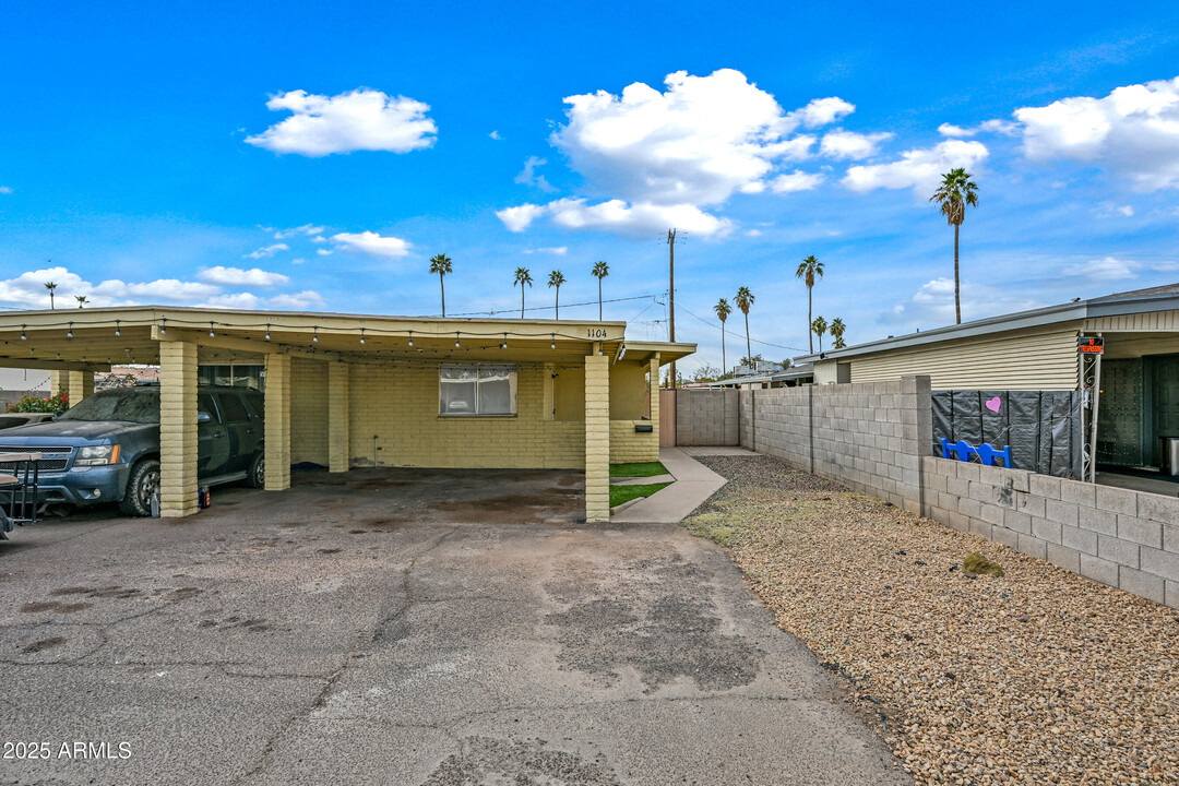 1104 N Wedgewood Dr in Mesa, AZ - Foto de edificio