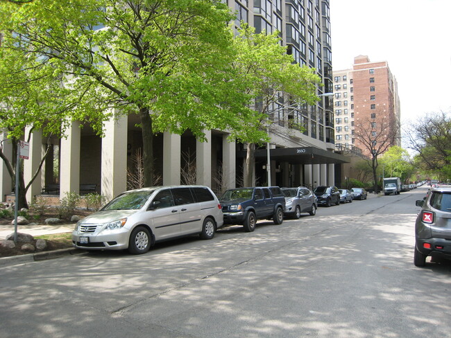 2650 N Lakeview Ave in Chicago, IL - Foto de edificio - Building Photo