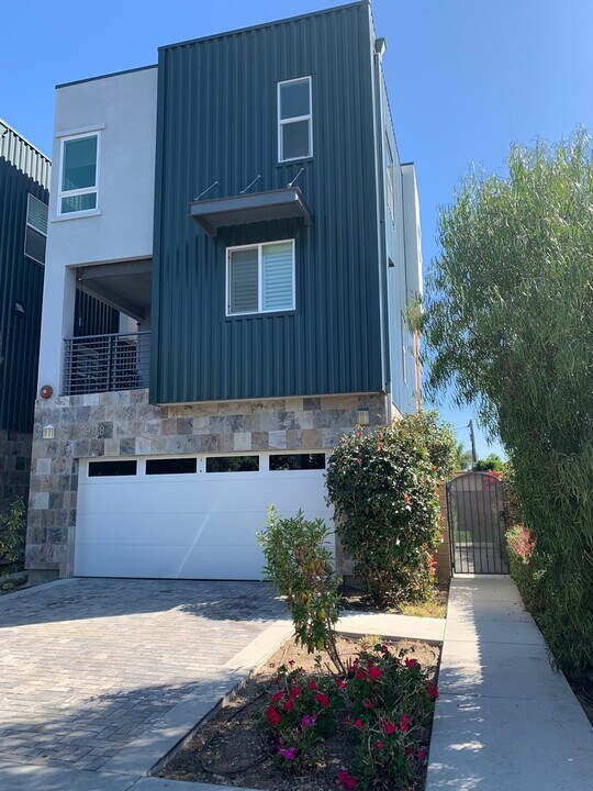 1988 Wallace Ave in Costa Mesa, CA - Foto de edificio