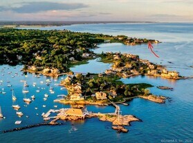 55 Vineyard Pl in Guilford, CT - Building Photo