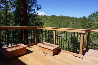 27556 Mountain Park Rd in Evergreen, CO - Foto de edificio - Building Photo
