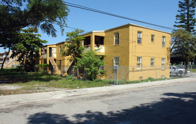 140 NW 13th St in Miami, FL - Foto de edificio - Building Photo