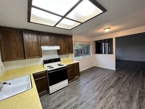 5813 Hazel Ave in Orangevale, CA - Foto de edificio - Building Photo