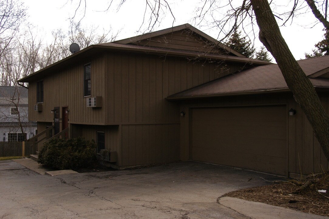 217-225 W Winchester Rd in Libertyville, IL - Building Photo