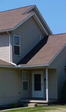 2045 Rolling Meadows Ln in Akron, OH - Building Photo - Building Photo