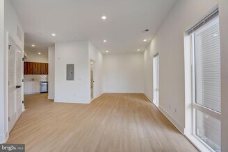 4200 Lancaster Ave, Unit 204 in Philadelphia, PA - Foto de edificio - Building Photo