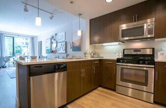 251 Brandon St in San Jose, CA - Building Photo - Building Photo