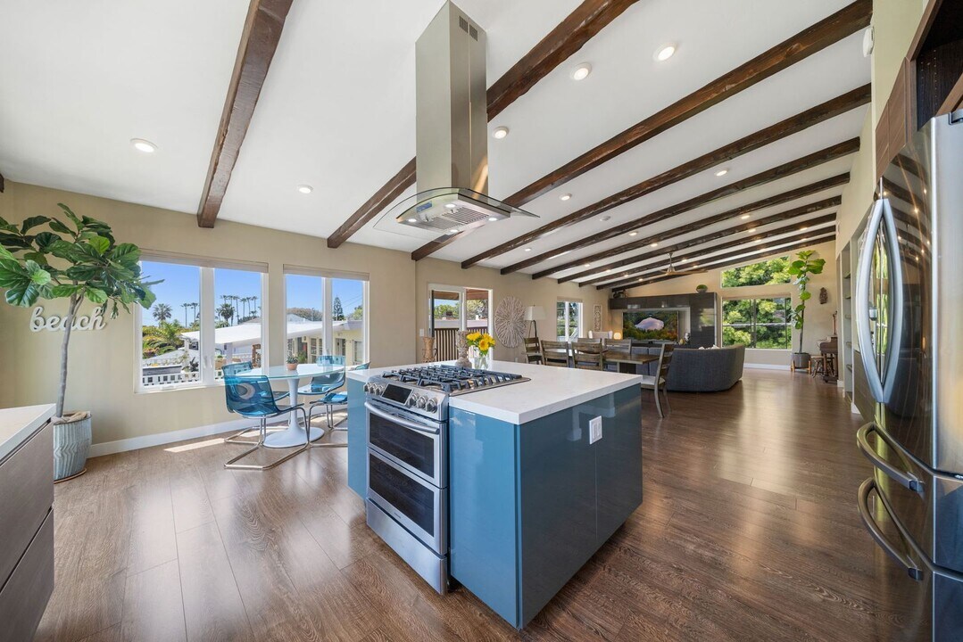 215 Monterey Dr in Laguna Beach, CA - Building Photo