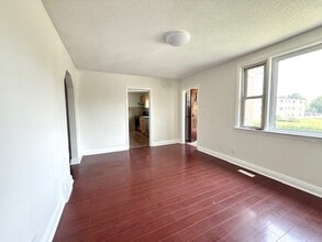 1430 Trafalgar Rd in Oakville, ON - Building Photo - Building Photo