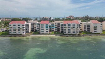 5729 Del Sol Blvd in St. Petersburg, FL - Building Photo