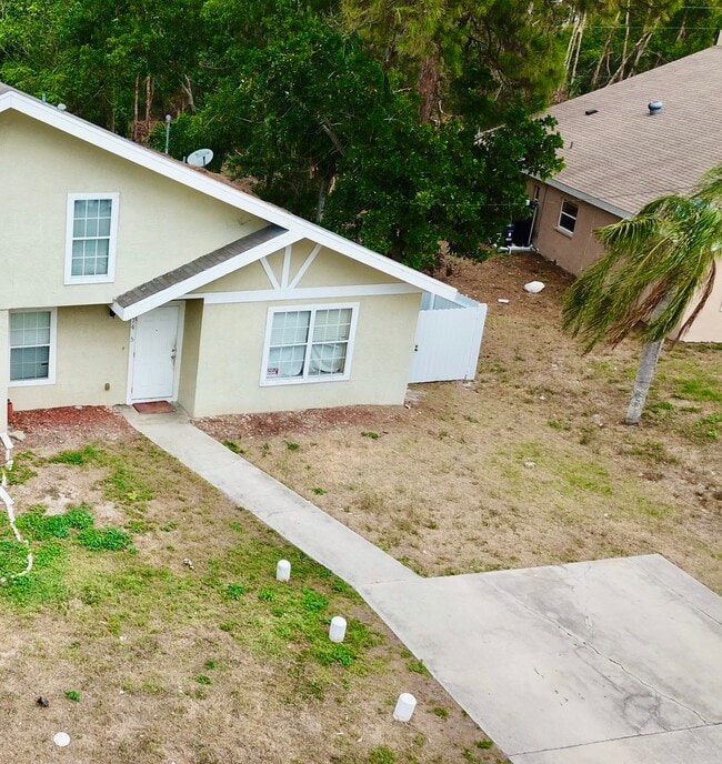 7435 Albany Rd in Ft. Myers, FL - Building Photo - Building Photo