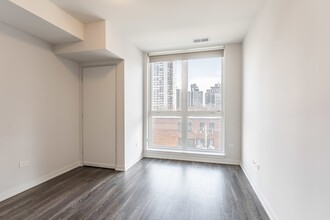 1325 N Wells St, Unit 201 in Chicago, IL - Building Photo - Building Photo