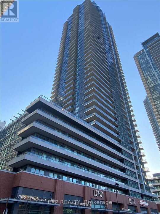 2220-2220 Lake Shore Blvd W in Toronto, ON - Building Photo