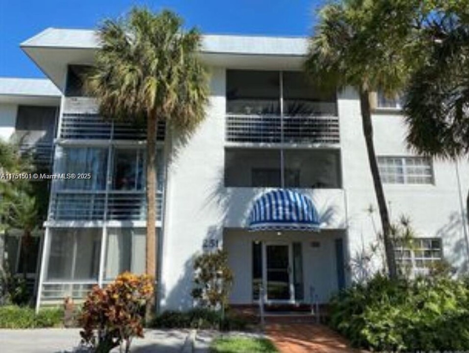 201 Galen Dr in Key Biscayne, FL - Building Photo