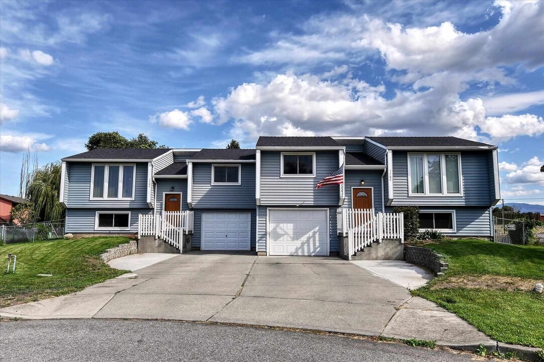 1702 N Glenn Ct in Spokane Valley, WA - Foto de edificio