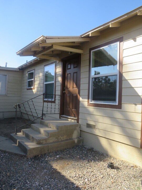 328 S Plumas St in Willows, CA - Building Photo
