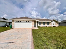 621 SW 10th Pl in Cape Coral, FL - Building Photo