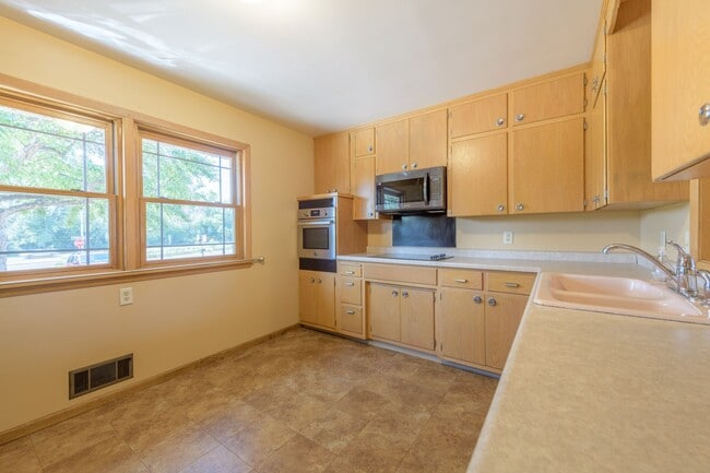 871 Carmen Ln in Mendota Heights, MN - Foto de edificio - Building Photo