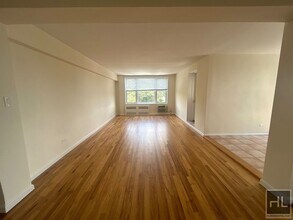 GRAND CENTRAL PARKWAY in Queens, NY - Building Photo - Building Photo