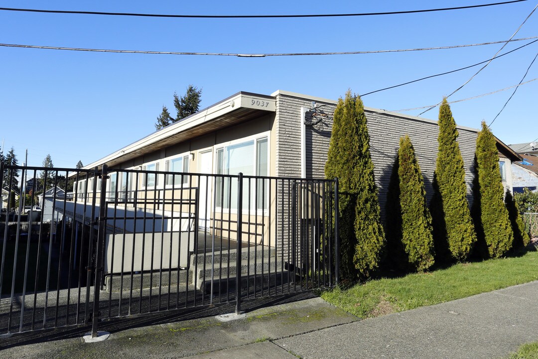 Olympus Apartments in Seattle, WA - Building Photo