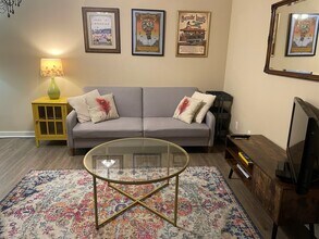 443 NE GRAHAM ST, Unit Unit B in Portland, OR - Foto de edificio - Building Photo